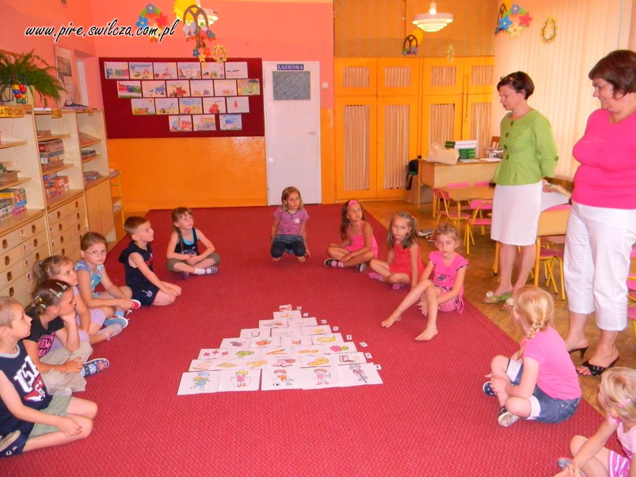 Pani Dyrektor Renata Śliwa chwaląca dzieci za świetnie wykonane zadanie